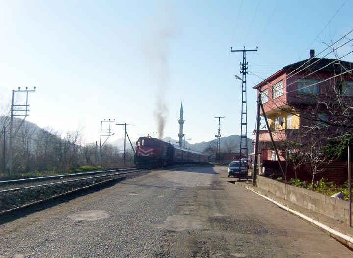 Tren �aycuma'ya gidiyor [ Kazk�y'�n merkez-doğusu ve Muslu yolu ]